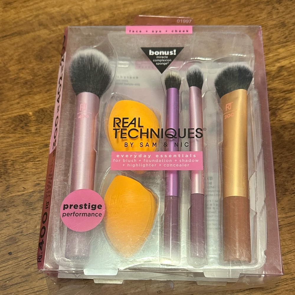Real Techniques Everyday Essentials Makeup Brush Set - Picture 5 of 5